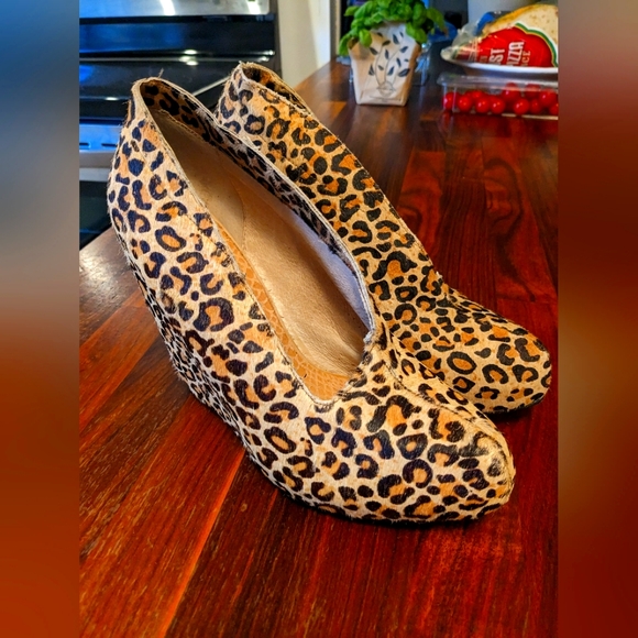 Mariko Jovanna Asymmetrical Pony Hair Wedge Booties Brand New Size 10 - Picture 3 of 8